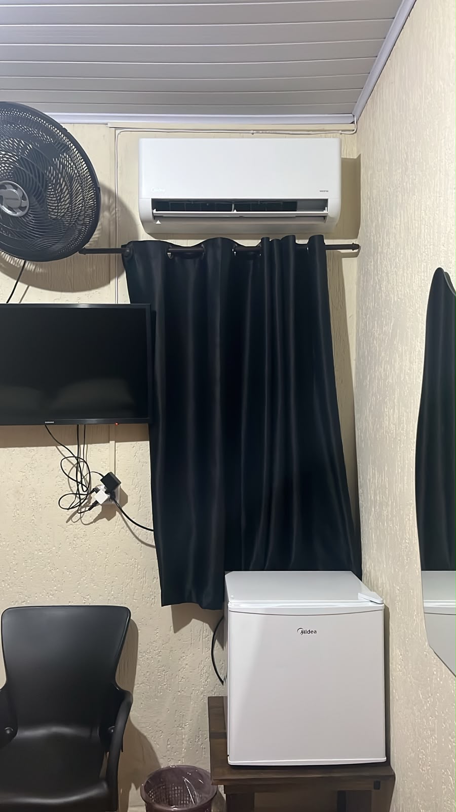 Banheiro interno da suíte com ar-condicionado